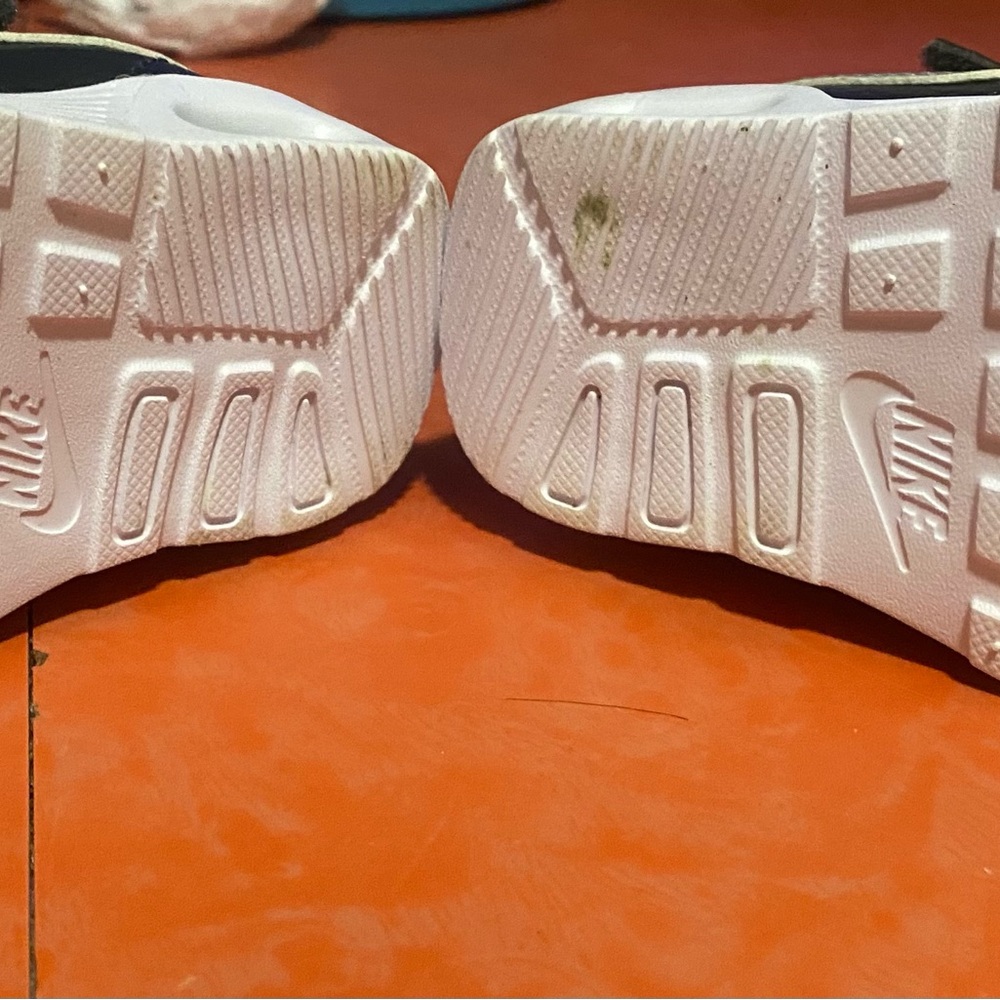Nike Kids Black Sneakers - Picture 11 of 13